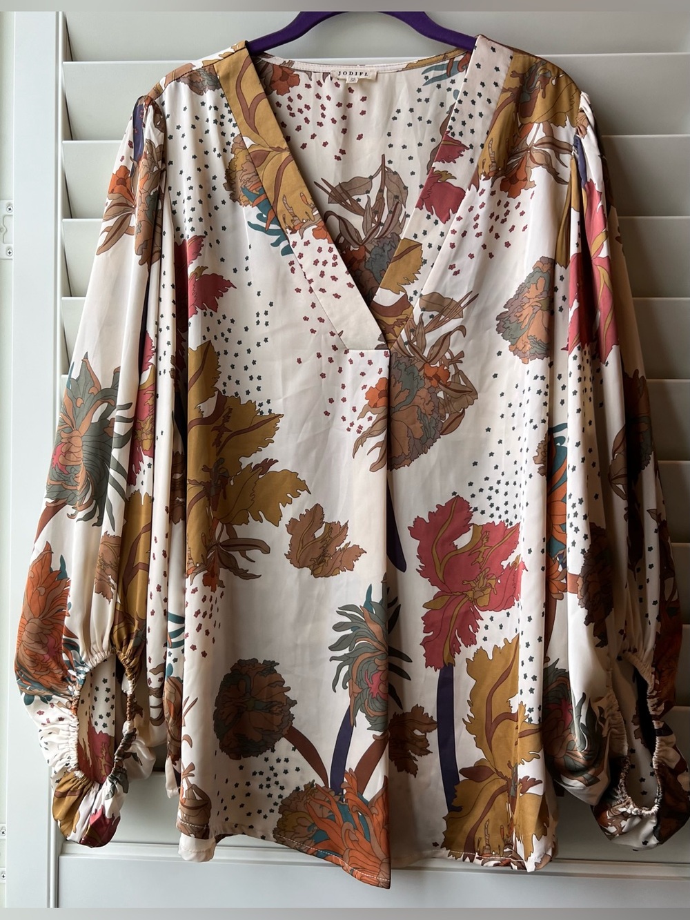JODIFL 1X Cream Floral V-Neck Balloon Sleeve Blouse with Rust and Olive Accent